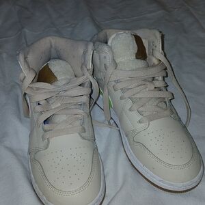 Jordan 1 'Fleece' pearl white